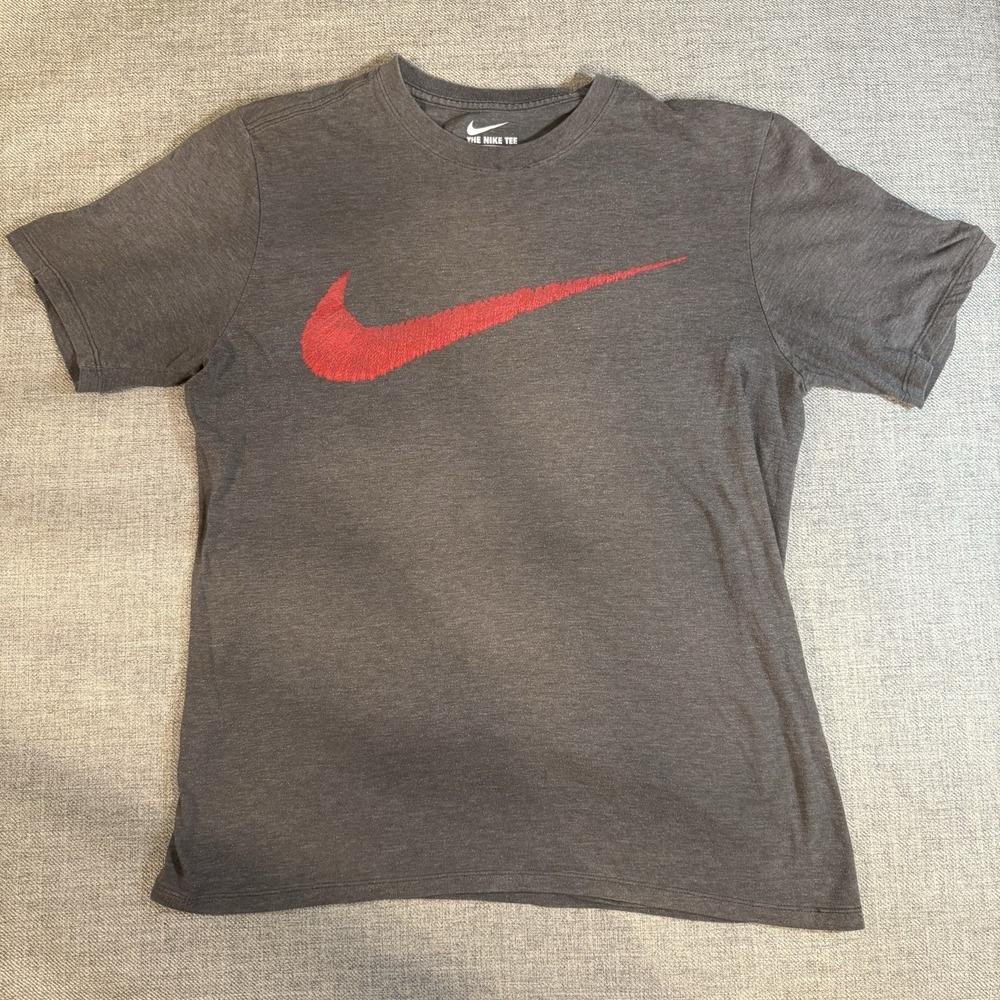 Nike T Shirt Mens Medium Gray Red Swoosh Logo Graphic Tee